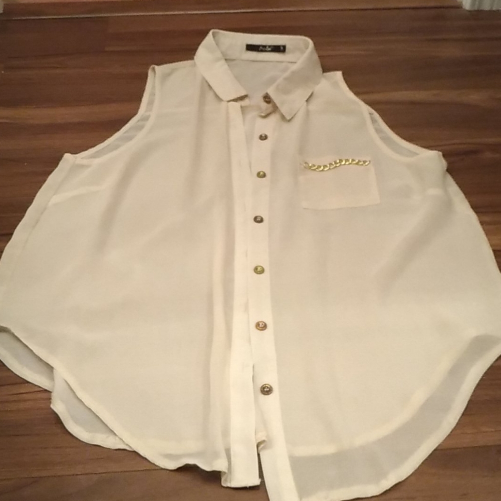 Adorable sleevless button up top with slit in back